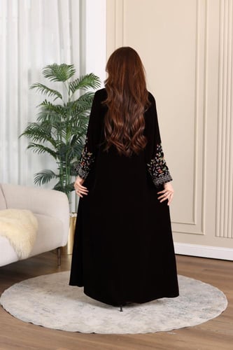 جلابية مخمل بتطريز شك يدوي في الرقبة والاكمام