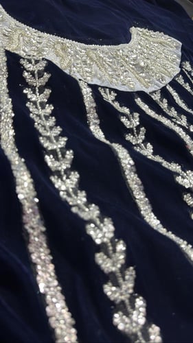 جلابية مخمل فراشة بتطريز كرستالات في الرقبة