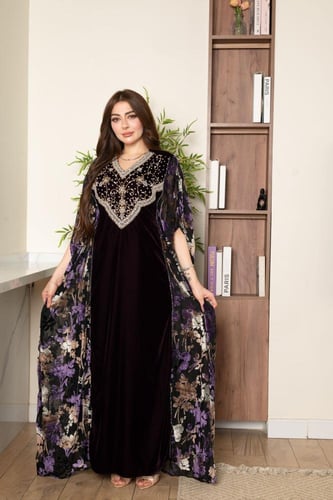 جلابية مخمل بتطريز شك وكرستالات في الصدر وتداخل ال...