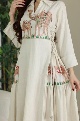 جلابية لينن بنقوشات الجمال العربية بإضافة ربطة من...