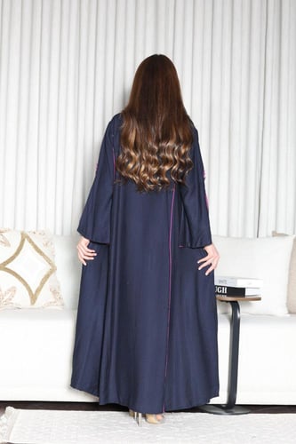 جلابية بتطريز أنيق في الصدر واكمام مبطنة مفتوحة