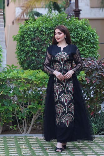 جلابية لينن مطرزة مدمجة بالتل وربطة جميلة في الاجن...