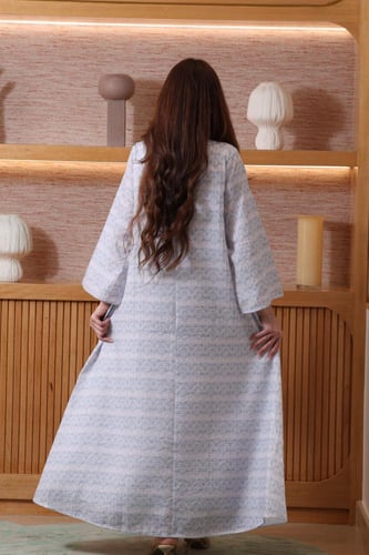 جلابية بتطريز مورد