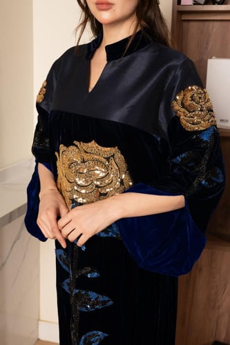 جلابية مخمل ممزوجة بخامة التفتة في الصدر وتطريز من...