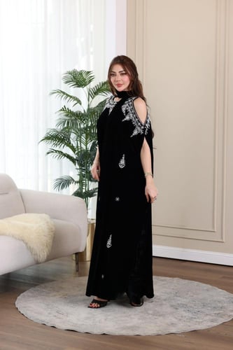 جلابية مخمل استقبال مطرزة باللول والكرستال وفتحة ف...