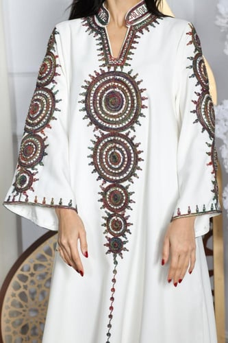 جلابية بخامة باربي بتطريز راقي في الرقبة والكم وإض...