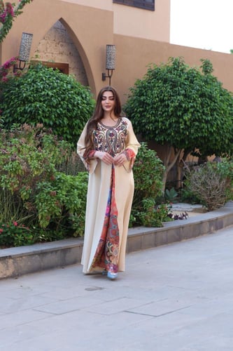 جلابية بخامة باربي وتطريز ثقيل في الصدر واطراف اكم...