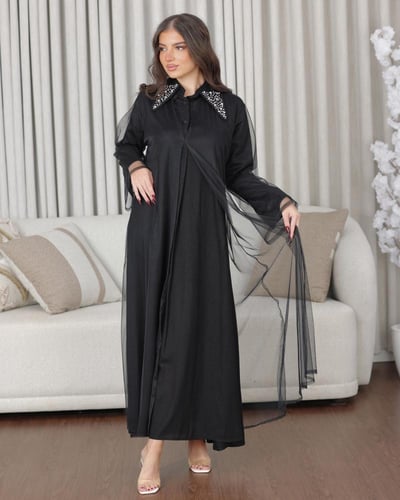 جلابية لنن وطبقة من التل بقلاب مطرز بالكرستال