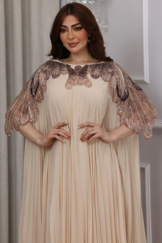 جلابية جورجيت كسرات بكلفة تطريز طاوؤس في الكتف