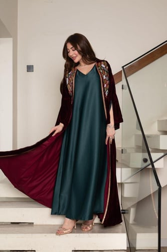 جلابية مخمل قطعتين بتطريز شك في الصدر وبطانة ساتان