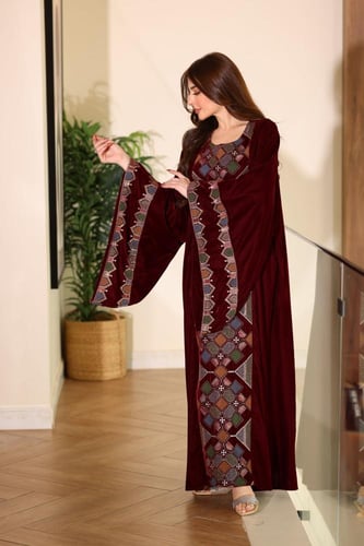 جلابية مخمل كويتية بتطريز قصب وأكمام فرنسية