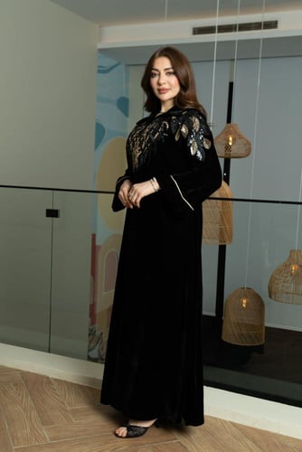 جلابية مخمل برقبة قلاب و تطريز في الصدر والكمام