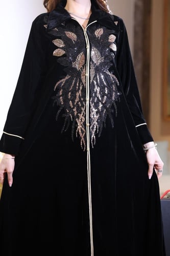 جلابية مخمل بكلفة مطرزة في الصدر ورقبة قلاب