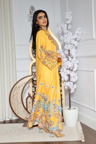 جلابية بخامة باربي بتطريز راقي في الرقبة والكم وإض...