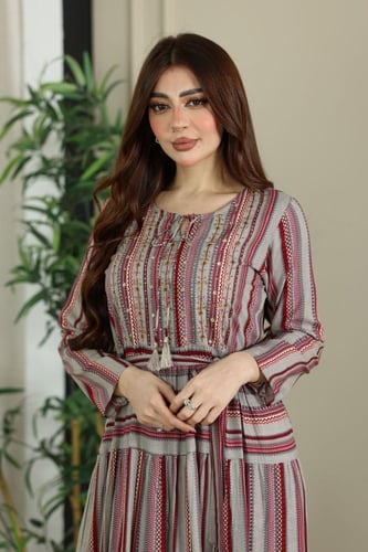 جلابية رايون قطن مقلمة بتطريز خفيف في الصدر