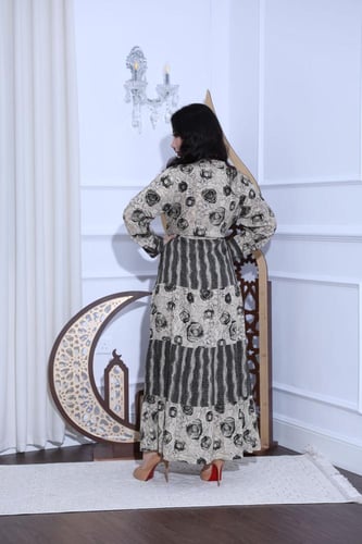 جلابية قطن موردة بتطريز خفيف في الصدر