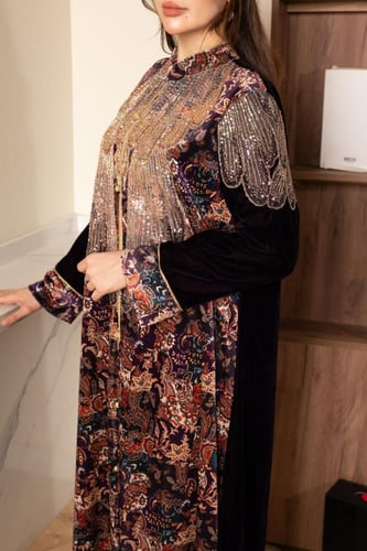 جلابية مخمل مشجره وتطريز طاؤوس في الصدر والاكتاف