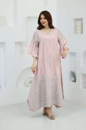 جلابية بخامة قطن سويسري وتطريز ممزوج بالكرستالات ب...