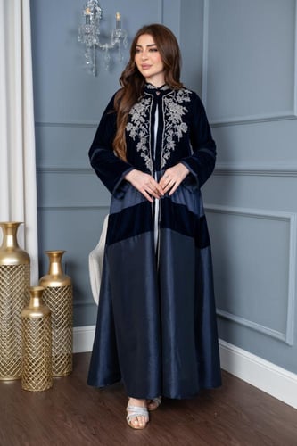 جلابية مخمل مفتوحة بتطريز في الصدر - موديل عباية