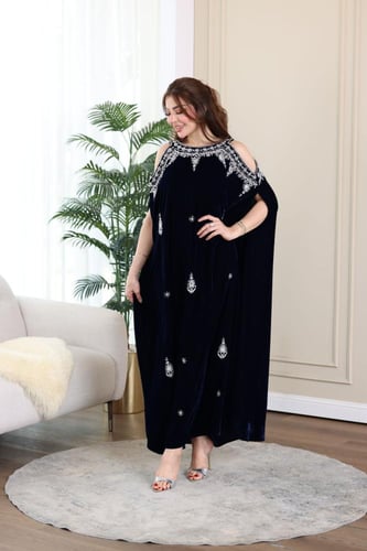 جلابية مخمل استقبال مطرزة باللول والكرستال وفتحة ف...