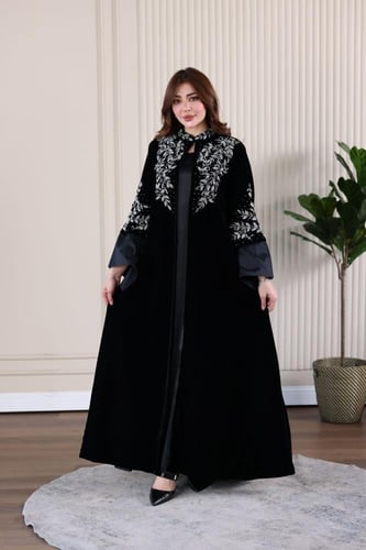 جلابية مخمل قطعتين بتطريز شك يدوي في الصدر و الاكم...