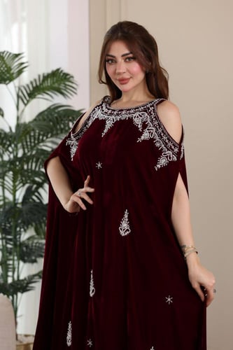 جلابية مخمل استقبال مطرزة باللول والكرستال وفتحة ف...