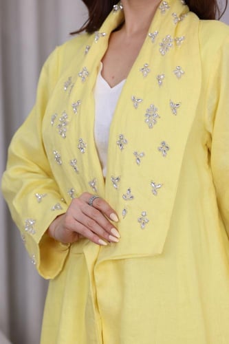 جلابية قطعتين لينن وتطريز كرستال في الصدر والأكمام