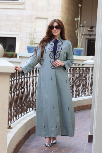 عباية لينن مفتوحة بتطريز في الصدر