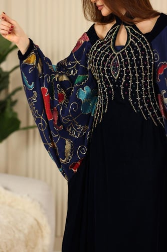 جلابية مخمل بتطريز شك في الصدر وأكمام شيفون مورد و...