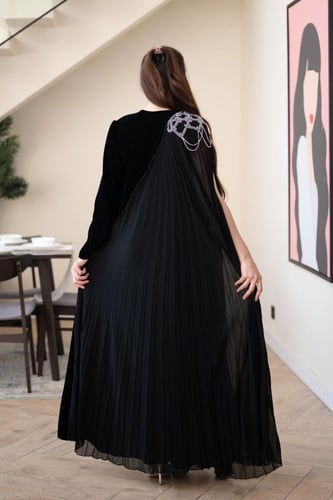 جلابية مخمل بتدخيلة الجورجيت كلوش وتطريز في الكتف