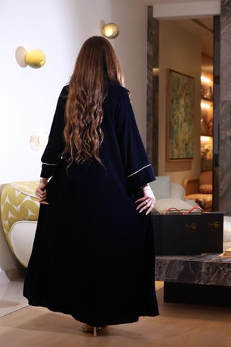 جلابية مخمل بكلفة مطرزة في الصدر ورقبة قلاب