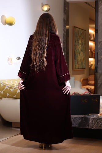 جلابية مخمل بكلفة مطرزة في الصدر ورقبة قلاب