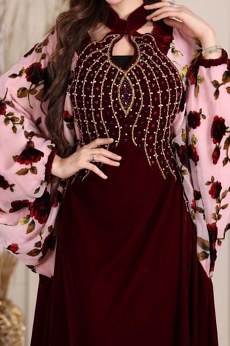 جلابية مخمل بتطريز شك في الصدر وأكمام شيفون مورد و...