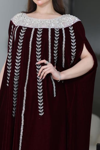 جلابية مخمل فراشة بتطريز كرستالات في الرقبة