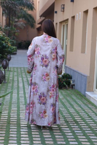 جلابية بخام باربي مشجر وتطريز في الصدر والاكمام بر...