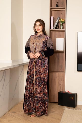 جلابية مخمل مشجره وتطريز طاؤوس في الصدر والاكتاف