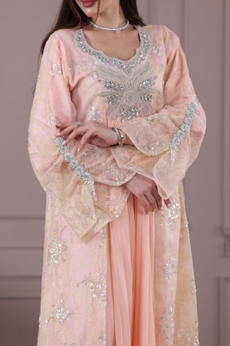 جلابية دانتيل بتطريز ترتر وكلفة كرستالات في الصدر...