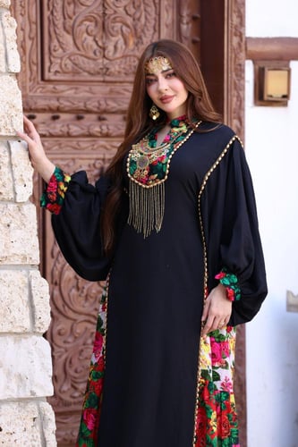 جلابية كريب بحريني بجوانب شالكي ملون وأكسسوارات في...