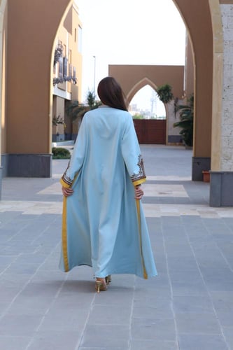 جلابية بخام باربي وتطريز أنيق في الصدر و الاكمام