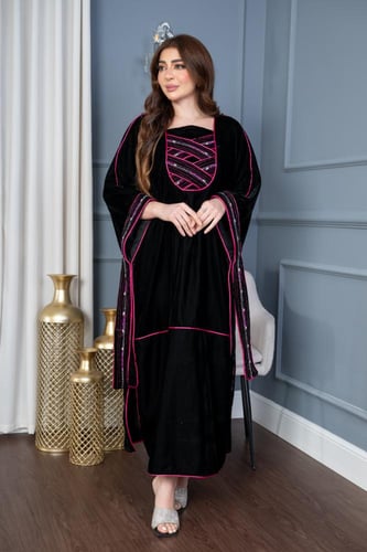 جلابية مخمل أنيقة بتطريز خفيف في الصدر واليد وفتحة...