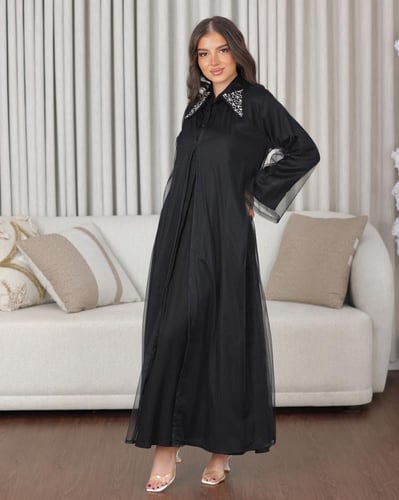 جلابية لنن وطبقة من التل بقلاب مطرز بالكرستال