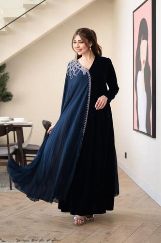 جلابية مخمل بتدخيلة الجورجيت كلوش وتطريز في الكتف