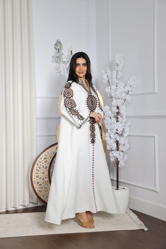 جلابية بخامة باربي بتطريز راقي في الرقبة والكم وإض...