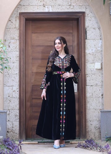 جلابية مخمل راقية بحزام وتطريز بإلوان زاهية