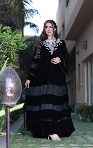 جلابية مخمل وتفتة بإضافة تطريز شك وكرستال