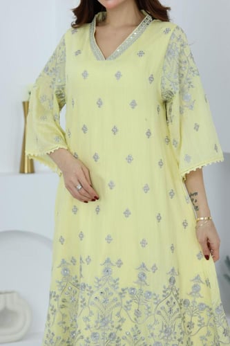 جلابية بخامة قطن سويسري وتطريز ممزوج بالكرستالات ب...