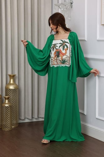 جلابية خضراء بصورة وتطريز نخلة وجمل