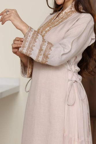 جلابية لينن ببطانة تل وحبال جانبية بتطريز برونزي أ...