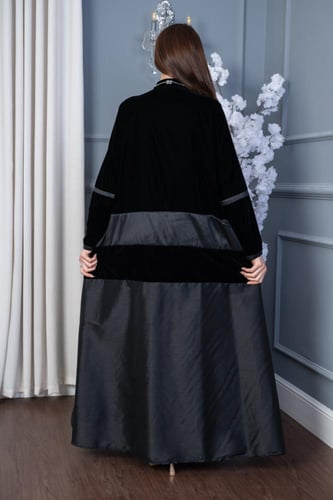 جلابية مخمل مدمجة بتطريز لامع في الصدر