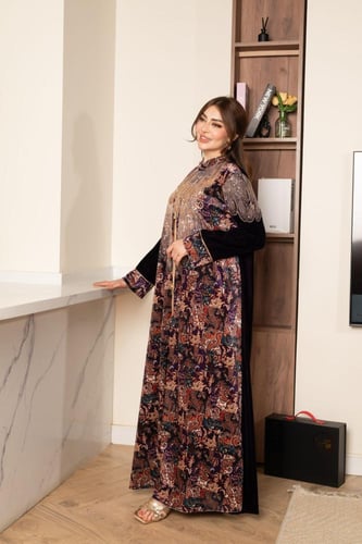 جلابية مخمل مشجره وتطريز طاؤوس في الصدر والاكتاف